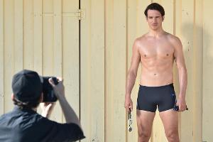 Ski-Star Felix Neureuther posiert knapp bekleidet für Werbe-Fotos