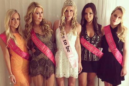 Die Braut in spe Nicky Hilton (in weiß), Schwester Paris (links daneben) und die restlichen Brautjungfern sind bereit für di...