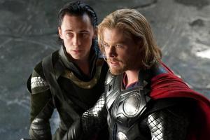 Während Thor (Chris Hemsworth, r.) von seiner Kampfeslust getrieben wird, gelingt es Loki (Tom Hiddleston, l.), seine Hinter...