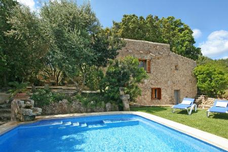 Mehr als jedes dritte Kind wünscht sich im Urlaub einen eigenen Pool.