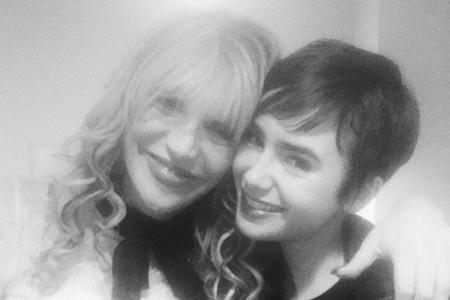 Treffen der Generationen: Courtney Love und Lily Collins verstehen sich blendend