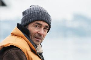 "Tatort: Schmutziger Donnerstag" Nichts wie weg - Reto Flückiger (Stefan Gubser) gehört zu den Fasnachtsflüchtern. Leider hä...