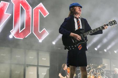 AC/DC-Frontmann Angus Young beim Auftritt der Band auf dem Coachella Festival