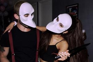 Von wegen süßes Pop-Sternchen: Ariana Grande (r.) sieht mit Maske und Messer ganz schön bedrohlich aus
