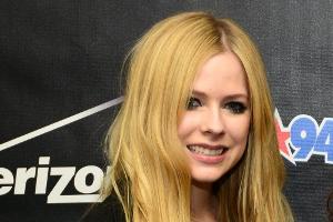 Endlich kann Sängerin Avril Lavigne wieder lächeln: Nach schweren Monaten geht es für sie bergauf
