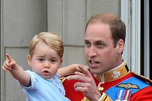 Prinz George fühlt sich auf dem Arm seines Vaters, Prinz William, sichtlich wohl