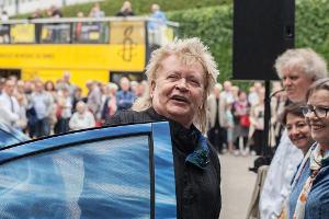 Aktionskünstler HA Schult und sein hybrides Reisegefährt