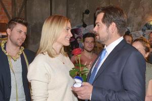 "Gute Zeiten, schlechte Zeiten": Leon überrascht Sophie mit einer bewegenden Liebeserklärung und spontanen Verlobungsfeier i...