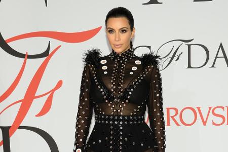 Noch zeichnet sich der Babybauch unter dem transparenten Dress nicht ab