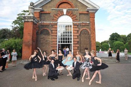 ...vor den Traualtar treten - genauer Gesagt in der Orangerie des stattlichen Anwesens. Tja, wenn eine Hilton heiratet, dann...