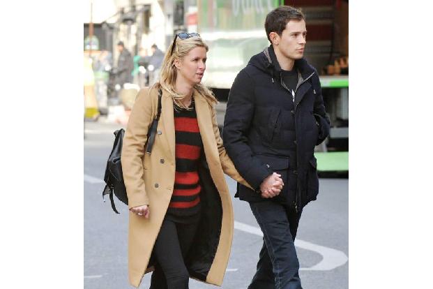 ...ihren James schließlich auch auf einer Hochzeit kennengelernt! Wir wünschen dem angehenden Ehepaar zumindest alles Gute f...