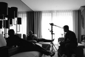 Scheint ein ziemlich lässiger Dreh zu sein: Cristiano Ronaldo (r.) und seine Doku-Kollegen