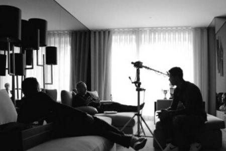 Scheint ein ziemlich lässiger Dreh zu sein: Cristiano Ronaldo (r.) und seine Doku-Kollegen