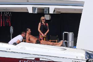 Paris Hilton und ihr neuer Freund Thomas Gross (M.) haben Spaß auf der Jacht