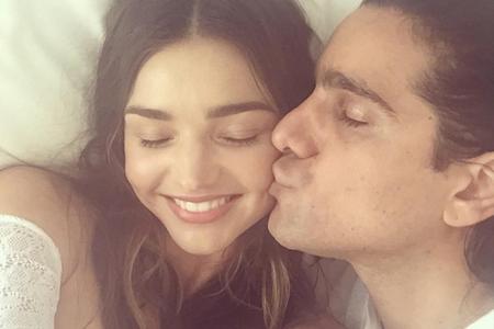 Miranda Kerr kuschelt mit Fotograf Sebastian Faena