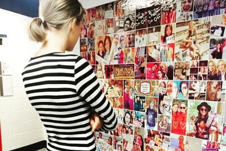 Überwältigt - Taylor Swift bestaunt die Collage aus Fan-Bildern, die die Konzerthalle für sie angefertigt hat