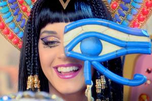So präsentiert sich Katy Perry in ihrem Video "Dark Horse"