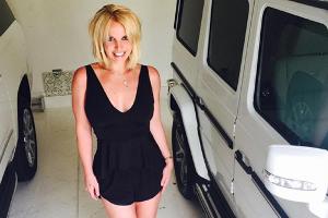 Perfekter Sommer-Look: Britney Spears mit langem Bob im Mini-Jumpsuit