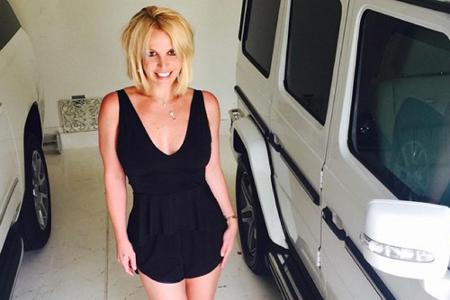 Perfekter Sommer-Look: Britney Spears mit langem Bob im Mini-Jumpsuit