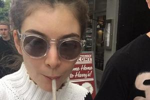 Lorde schlürft gemütlich einen Milchshake