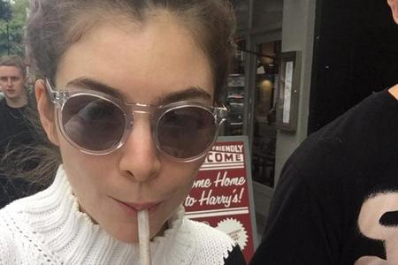 Lorde schlürft gemütlich einen Milchshake