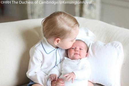 In Sachen Schlafen scheint Charlotte ihrem Bruder nicht nachzueifern