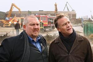 "Tatort: Müll": Die Kommissare Max Ballauf (r.) und Freddy Schenk (l.) müssen sich gedulden, denn die Brandermittlung kann a...