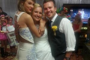 Taylor Swift (l.) herzt ihre Fans Katy und Chris Eisenmann