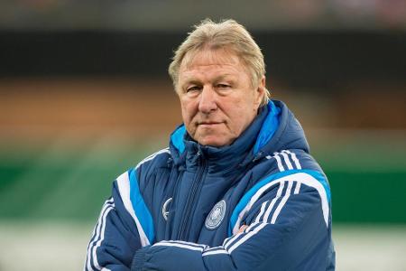 Horst Hrubesch in seinem Büro, dem Fußballplatz