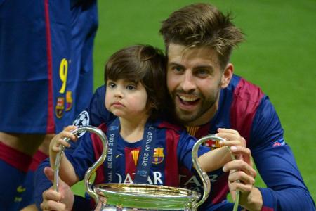 Kleiner Sieger: Milan Piqué posiert mit Papa und Pokal