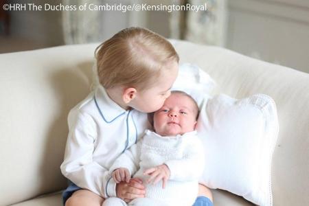 Prinz George ist offenbar ganz vernarrt in seine Schwester Charlotte