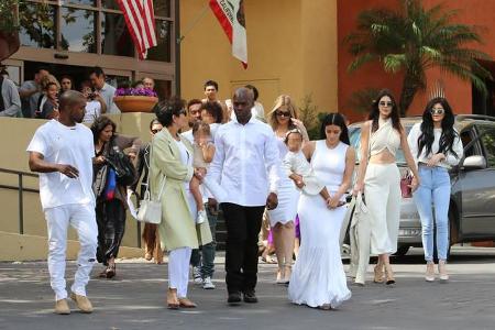 ...ist die Kardashian-Jenner Sippschaft ziemlich groß. Doch damit die kleine Tochter am Ende nicht zu einem verzogenen Mädch...