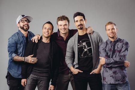 Die Backstreet Boys Howie Dorough (2.v.li.) und Brian Littrell (re.) haben sich taufen lassen