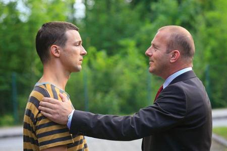 Vincent (Florian David Fitz, l.) wurde von seinem Vater Robert (Heino Ferch) in ein Therapiezentrum abgeschoben.