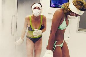 Frieren für die Schönheit: Lindsay Lohan (links) und Brittany Byrd