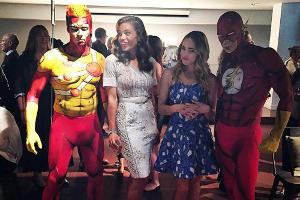 Ciara Renée (2.v.l.) und Schauspielkollegin Caity Lotz mit den Superhelden Firestorm (l.) und The Flash