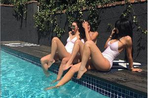 Der Look steht allen dreien: Kendall Jenner, Lauren Perez und Kylie Jenner (v.l.) vergnügen sich am Pool
