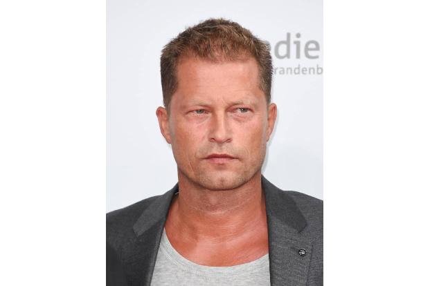 ... die Stimmung gewaltig. Denn Til Schweiger, ein Gewinner des Abends, verpasste Elyas eine saftige Ohrfeige. Warum genau d...