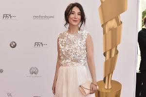Sibel Kekilli auf dem roten Teppich der 65. Verleihung des Deutschen Filmpreises in Berlin