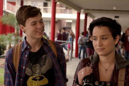 Bex Taylor-Klaus (r.) übernimmt eine der Hauptrollen in 