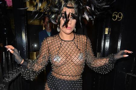 Lady Gaga betritt den Londoner Varieté-Club fast nackt im ausgefallenen Netzkleid