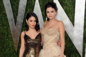 Beste Freundinnen gehen auch zusammen zur "Vanity Fair"-Party: Vanessa Hudgens (li.) und Selena Gomez