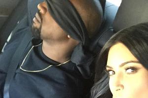 "Surprise" schrieb Kim Kardashian zu diesem Bild, das Ehemann Kanye West mit Augenbinde zeigt