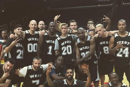 Auch Justin Bieber (Mitte) durfte mit dem Geburtstagskind und einigen NBA-Stars Körbe werfen