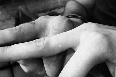 Wenn man ganz genau hinsieht, erkennt man den weißen Punkt auf Kendall Jenners Hand