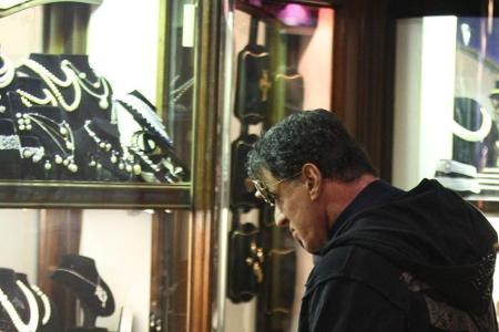 Auch Actionstar Silvester Stallone wirft gerne mal einen Blick in die Schaufenster-Auslagen
