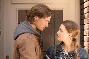 "Unter uns": Jule erkennt erschrocken, dass ihre Tat nicht unbeobachtet geblieben ist, als der Drogendealer Paul Schrader au...