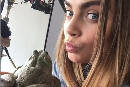 Cara Delevigne scheint auf diesem Schnappschuss ganz auf den Frosch gekommen zu sein