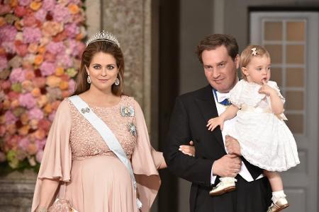 Die hochschwangere Madeleine kam am Samstag mit Ehemann Chris und Tochter Leonore zur Hochzeit ihres Bruders Carl Philip