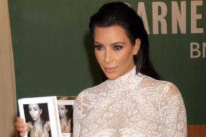 Kim Kardashian mit ihrem Buch "Selfish"